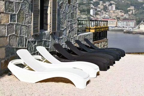 Poolside Sun Loungers Guide: Tips, Insights & Advice